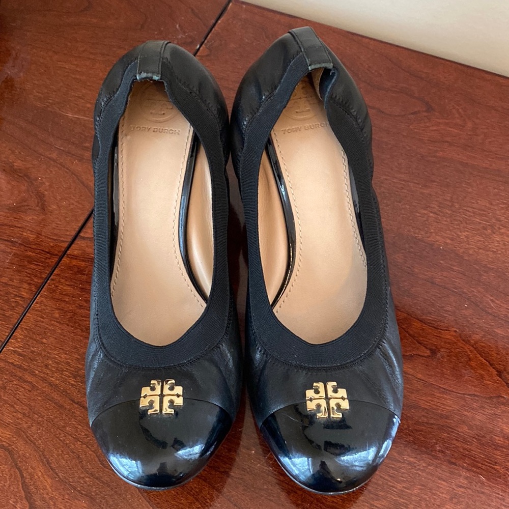 Tory Burch Jolie Black Leather SZ 9.5 Patent Toe Classic Preppy Chic Wedge Heels - Picture 2 of 16